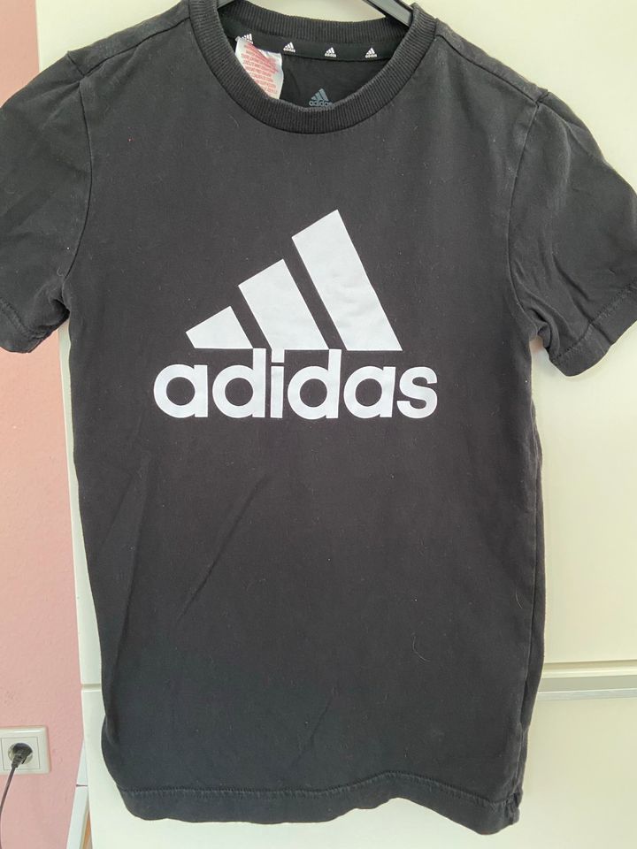 Adidas Shirt in Greven