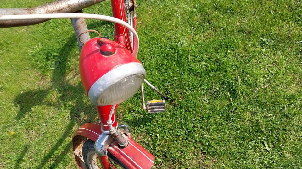 Altes DDR Damenrad Fahrrad in Dargun