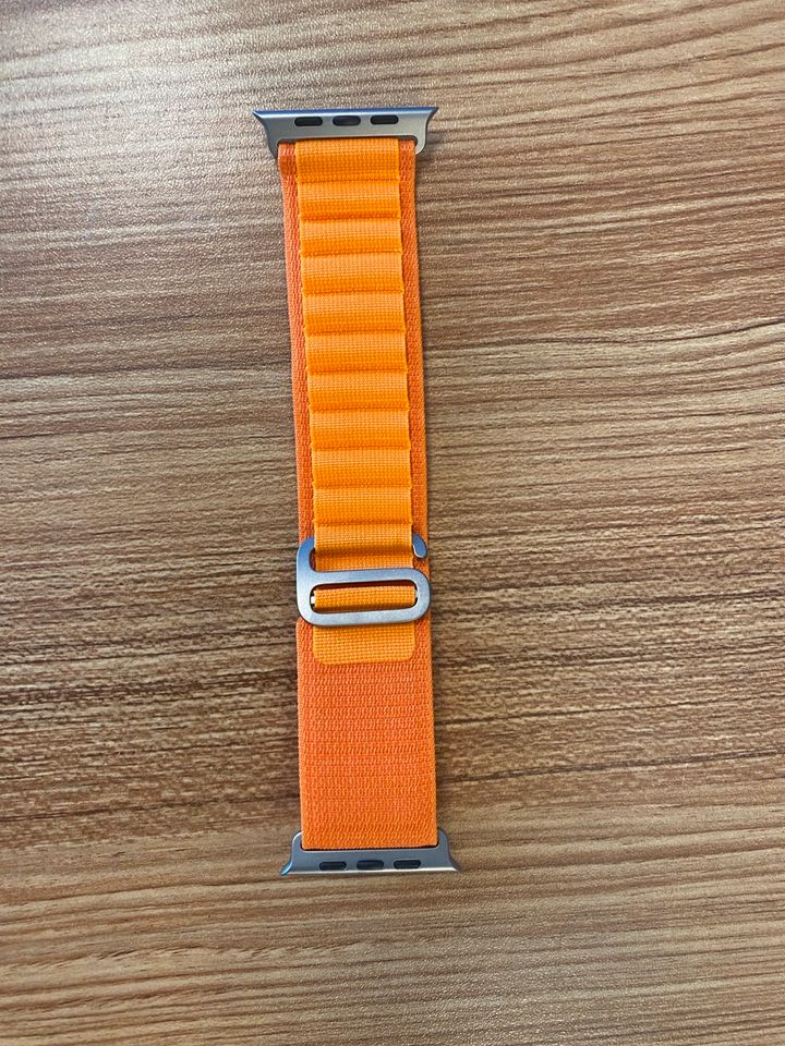 Apple Watch Ultra (49 mm) Alpine Loop Orange - Small in Gifhorn