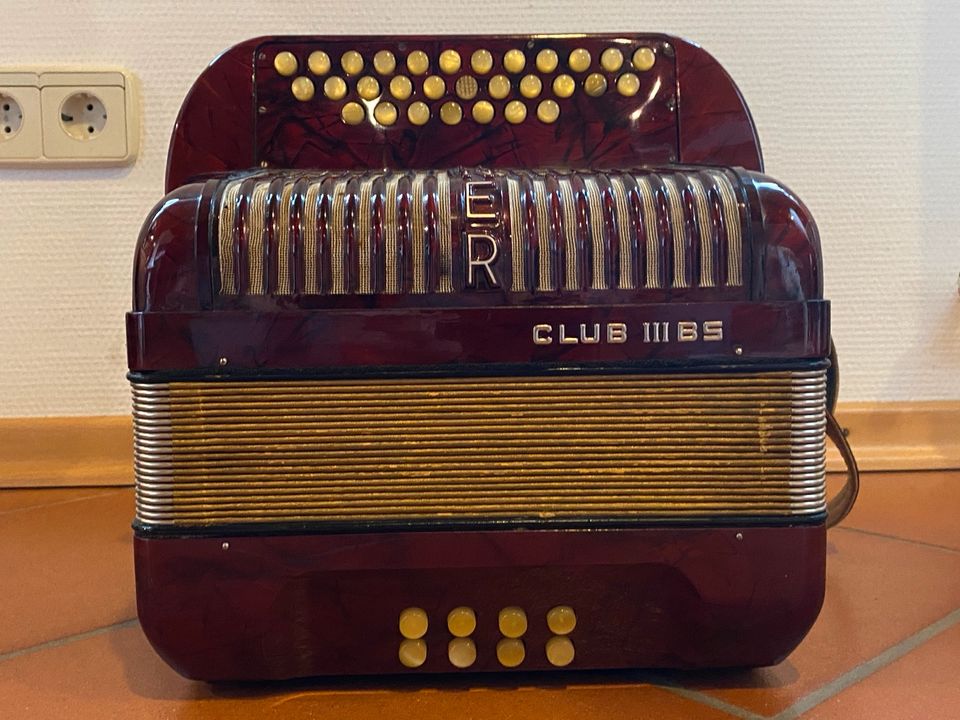 Akkordeon HOHNER CLUB 3 BS in Winterbach