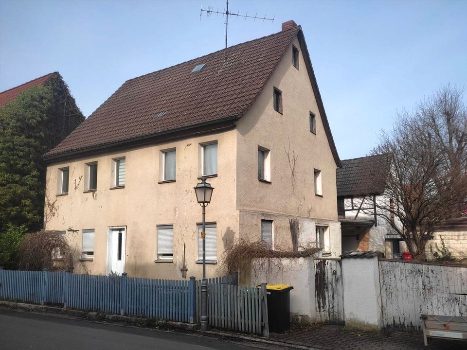 Renovierungsbedürftiges Einfamilienhaus mit Garten  im Zentrum von Neunkirchen a. Brand in Neunkirchen a. Brand