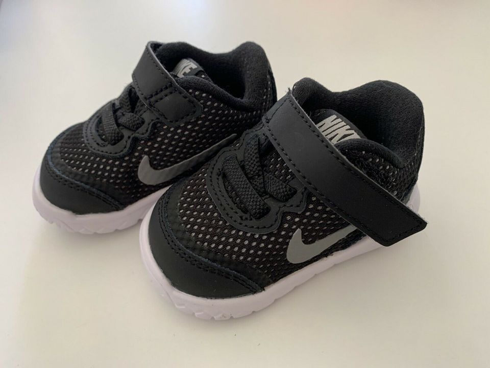 NEU NIKE Flex Experience 4 schwarz 2c UK 1,5 EU 17 Kinderschuhe in Neuss