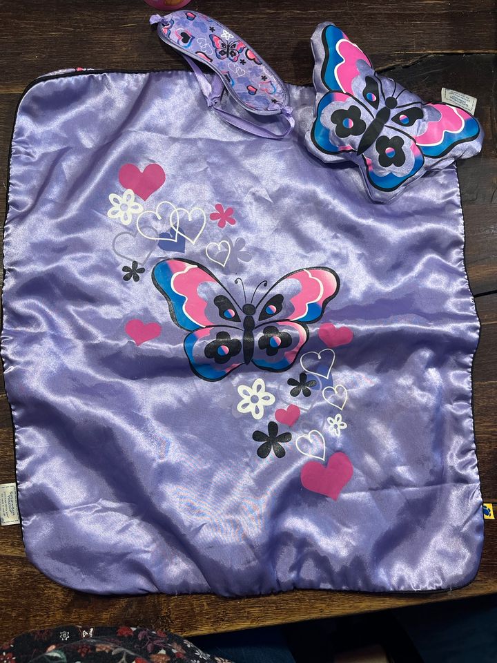 Build a Bear Set Decke Kissen Schlafmaske Schmetterling lila in Marl