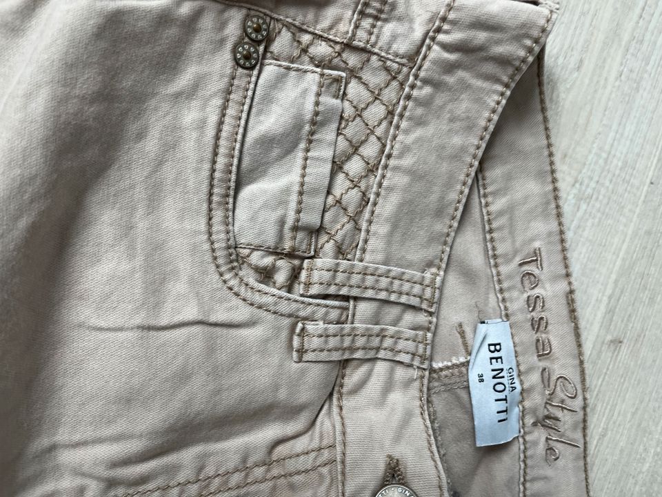 Jeans beige mit Taschen und kleinen Reißverschluss unten , 38 in Walldorf