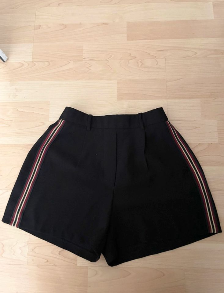 Sexy Shorts Hotpants Bershka Gr. S schwarz Seitenstreifen in Berlin