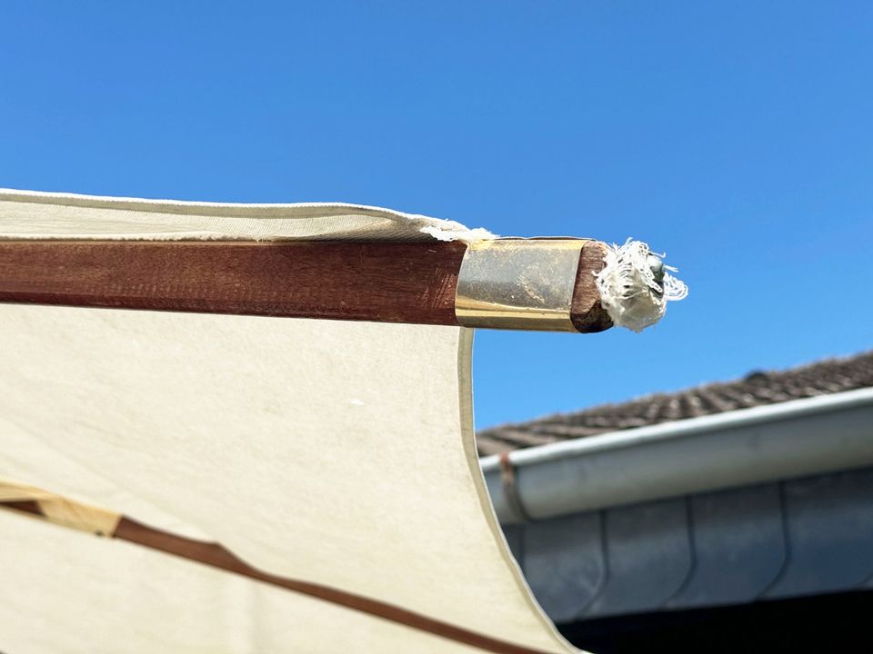 Klassischer Sonnenschirm, Holz, Segeltuch, Neubespannung nötig. in Edemissen