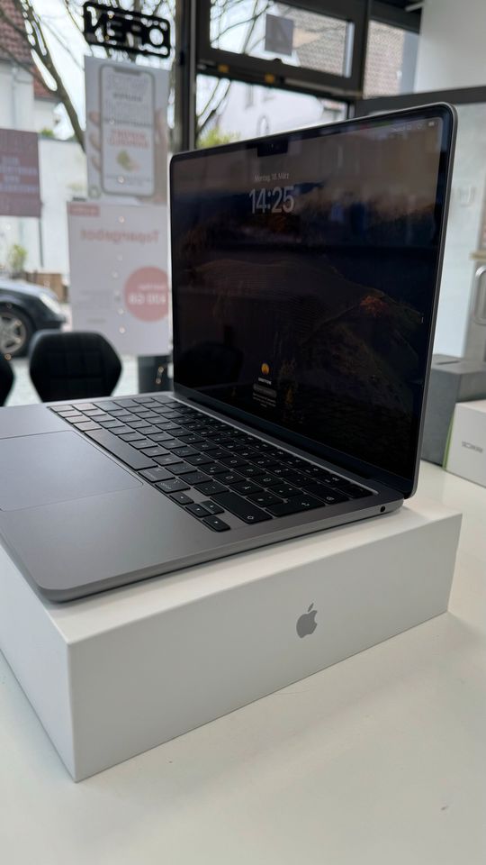 Apple MacBook Air mit Apple M2 Chip in Bottrop