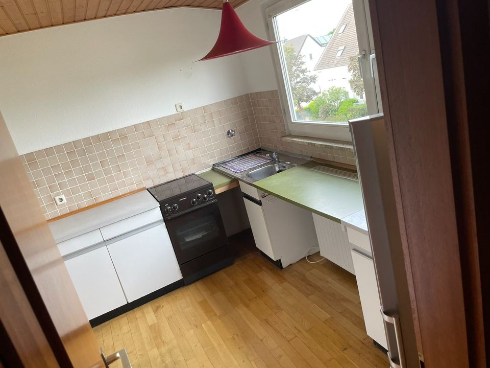 Auf Zeit 3-Zimmer-DG-Wohnung + SPB mit Dachterrasse - WG geeignet in Düsseldorf