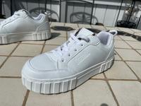 Mega lässige Sneakers NEU 40 sportlich-bequeme Sohle - super edel Bayern - Prutting Vorschau