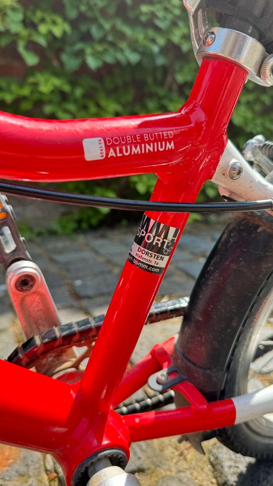 Woom 3 mit Schutzblechen und Fahrradständer in Pulheim
