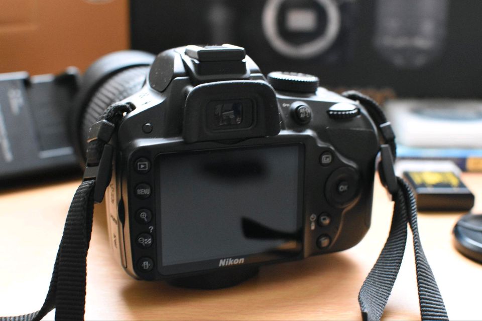 Nikon D3200 Spiegelreflex Kamera Set 18-105 VR mit Zubehör in Brome