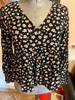 Clockhouse Oberteil Shirt Bluse mit Schößchen 40 dkl-blau geblümt Hessen - Wetzlar Vorschau