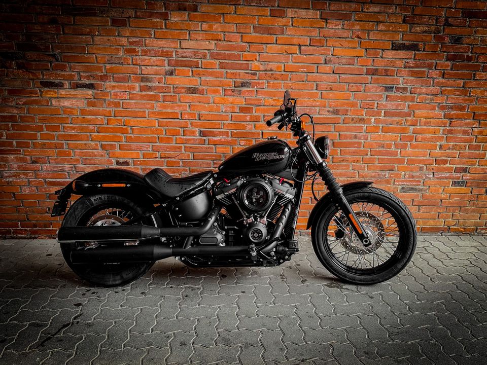 Harley Davidson Softail Street Bob Schwarz 17500 Km 107er in Hamburg