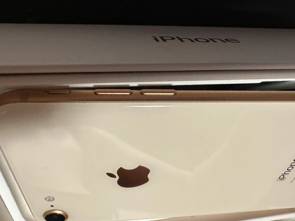 iPhone 8 64GB Roségold in Friedrichsdorf