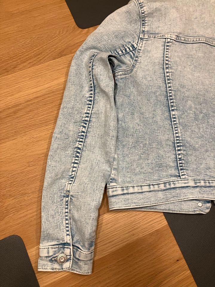 Mädchen Jeansjacke von h+m Gr. 158 in Bad Hersfeld