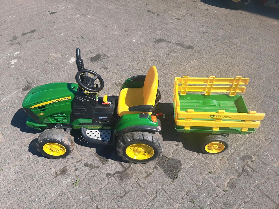 Peg Perego 12V Elektro Traktor Bulldog 2x großer Akku dabei in Burkardroth