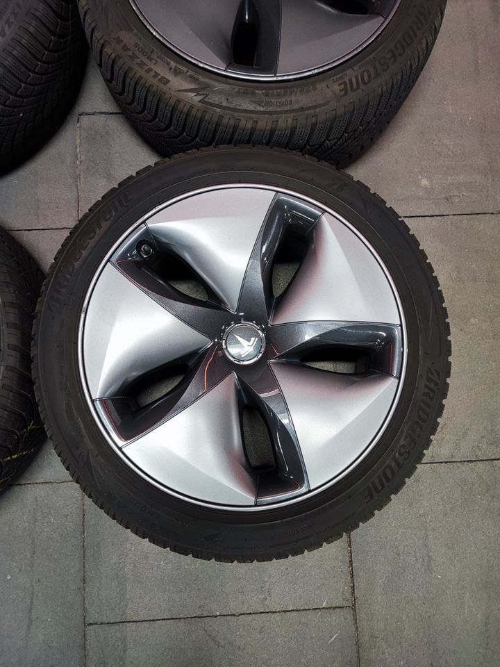 Winterräder Tesla Model 3 1044221-00-C 235/45R18 98V in Schenefeld