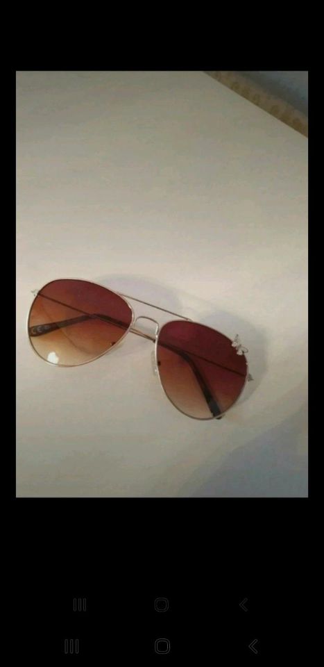 Neuwertige Sonnenbrille mit Schmetterling in Vechelde