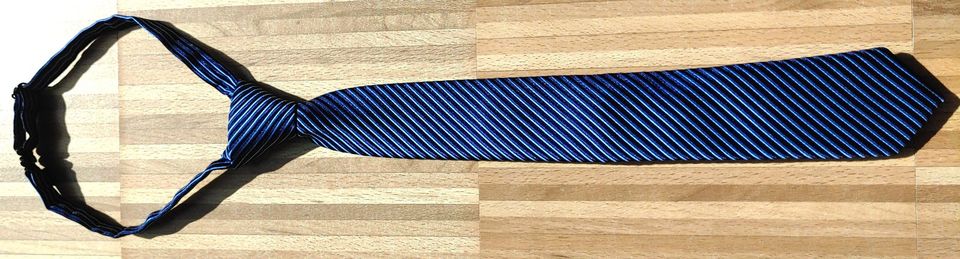 Krawatte blau/hellblau schräg gestreift für Jungen Gr. 146 in Neumarkt i.d.OPf.