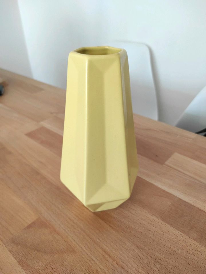 Gelbe Ikea Vase in München