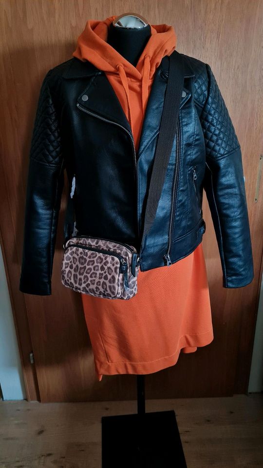 Pepe Bikerjacke 45€+Tasche 12€/55€(Hoodiekleid verkauft) in Volkmarsen