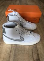 Neue Nike Blazer Mid ,77 ESS’ Sneaker in Weiß und Metallic Silber Sachsen-Anhalt - Sangerhausen Vorschau