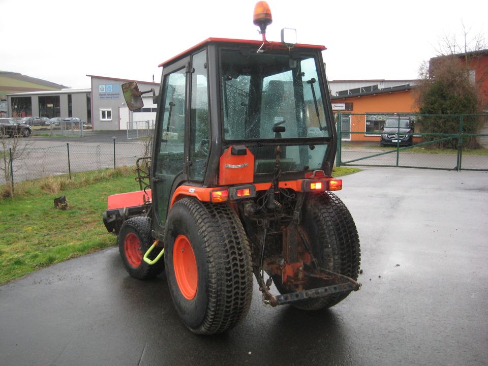 Kubota B2100 Allrad, Besen +Schneeschild,Ackerschlepper, Traktor in Igersheim