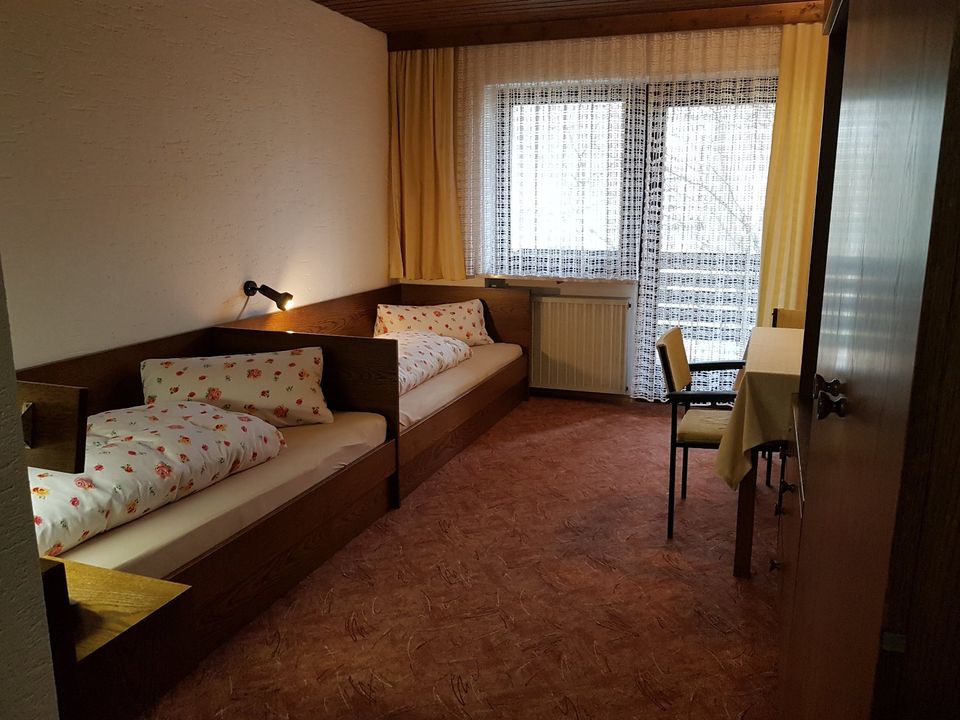 Vollmöbliertes Zimmer mit Balkon ideal für Monteure in Böbrach