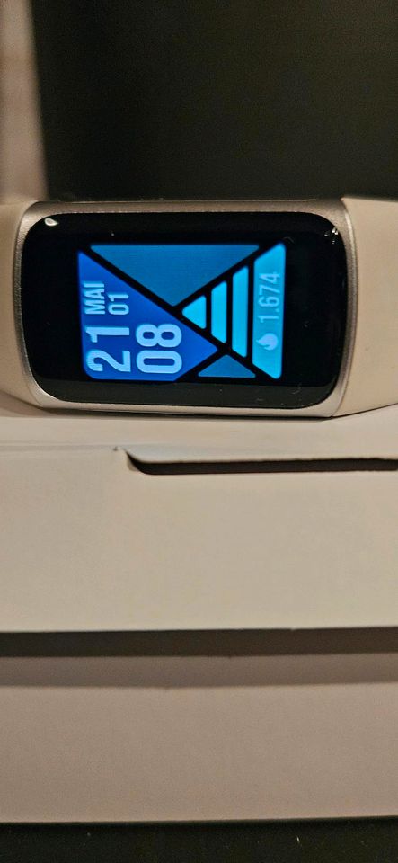 Fitbit Charge 6 beige neu mit Rechnung von Mitte April 2024 in Neustadt am Rübenberge