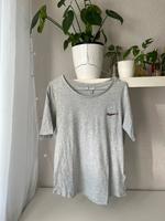 Graues Tshirt mit Stickerei Nike Zeichen New Yorker S 36 Hessen - Fuldatal Vorschau