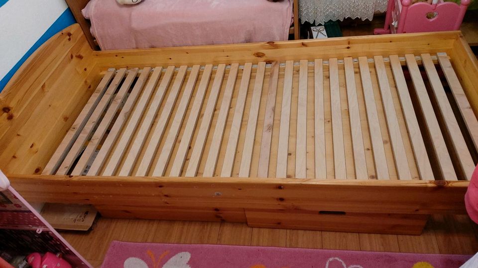 Handgefertigtes Holzbett mit praktischen Schubladen in Besigheim