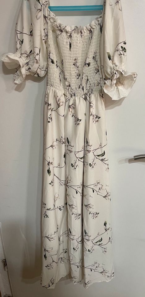 Weißes Sommerkleid mit Blumen Muster und eckigem Ausschnitt in Berlin