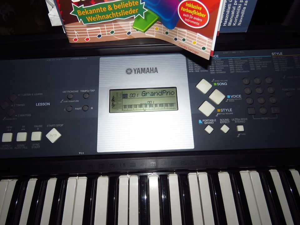 Yamaha Digital Keyboard PSR-E233 YPT-230 mit Ständer in Rehden