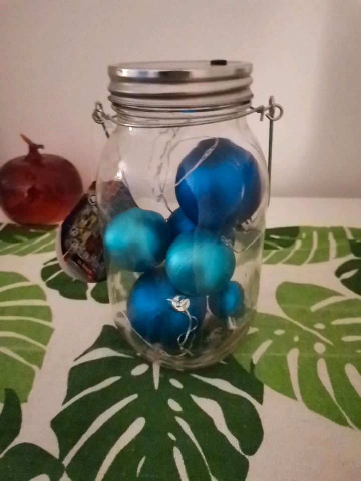 Deko Leuchtglas mit blauen Weihnachtskugeln in Zossen-Waldstadt