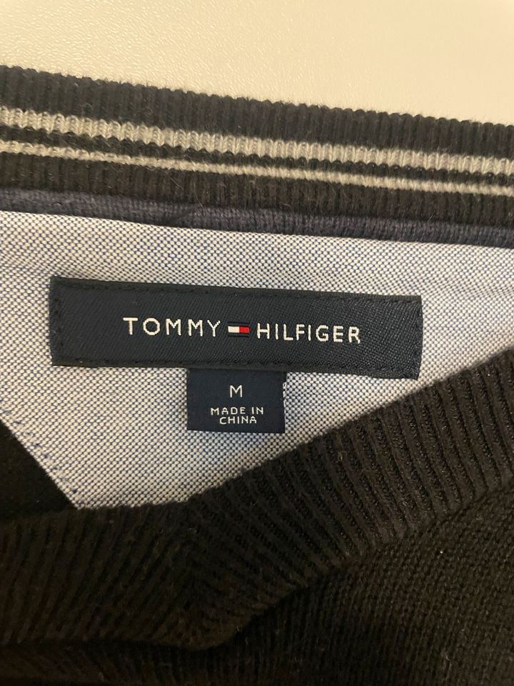 Tommy Hilfiger Pullover schwarz in Größe M in Hattersheim am Main
