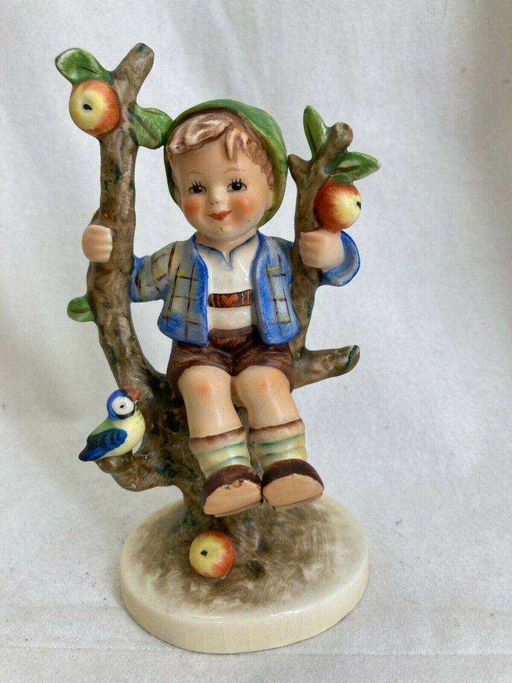 GOEBEL FIGUR JUNGE AUF APFELBAUM 14,5 cm BUBE FARBIG BEMALT in Berlin