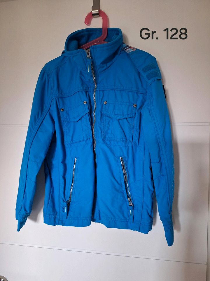 Junge Gr. 128 Übergangsjacke blau in Tostedt