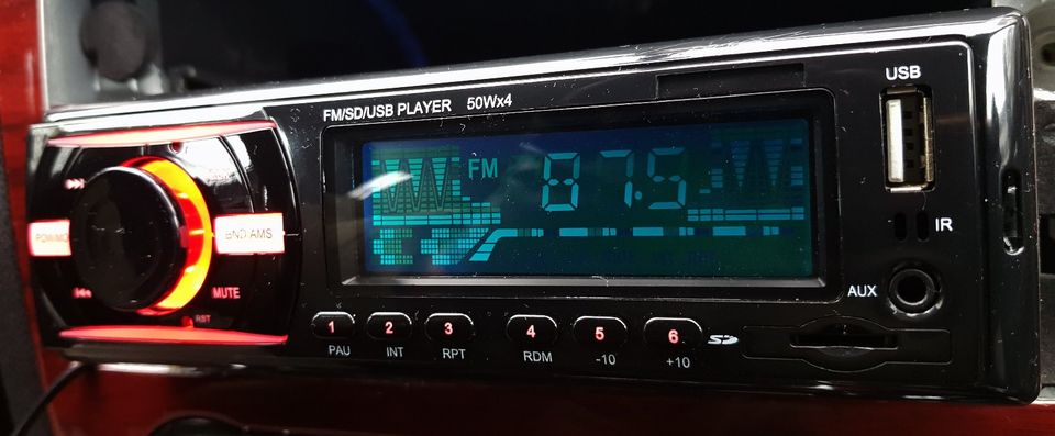 Autoradio FM SD USB Player AUX 50Wattx45 in Hamburg