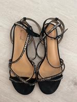 Sandalen schwarz flach kleiner Absatz 40 Silber Nieten schnallen Nordrhein-Westfalen - Paderborn Vorschau
