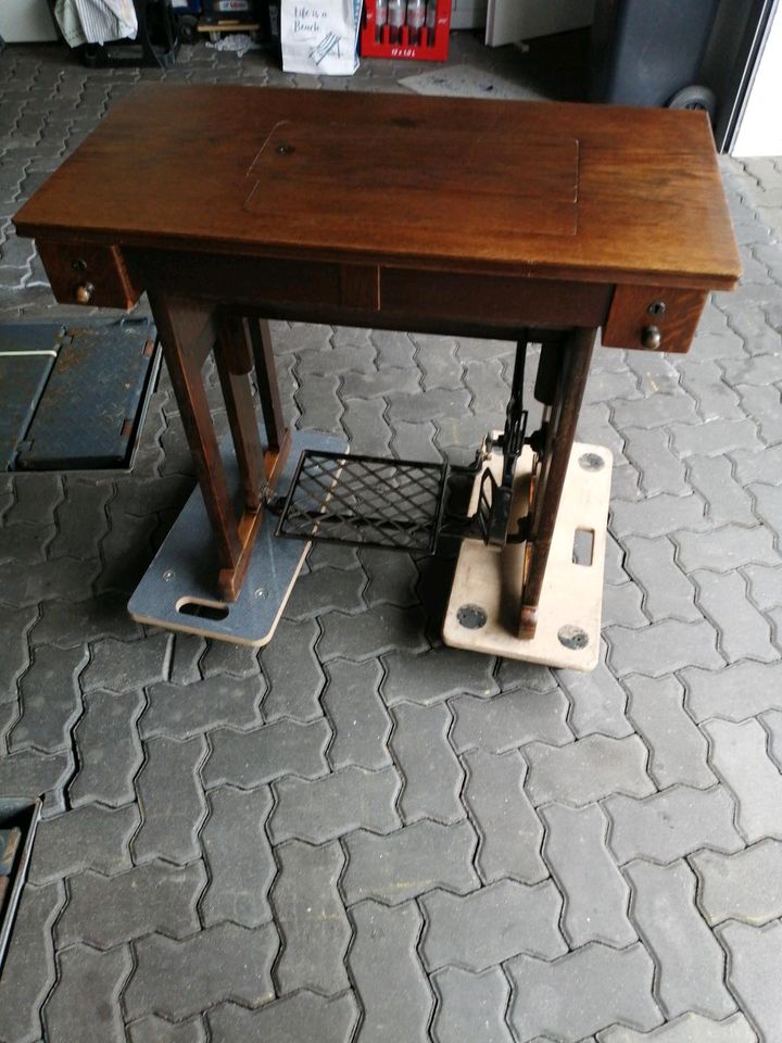 Antike Tischnähmaschine PFAFF 31 in Auetal