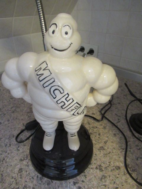 Seltene Tischlampe mit original MICHELIN PORZELANFIGUR in Kelkheim