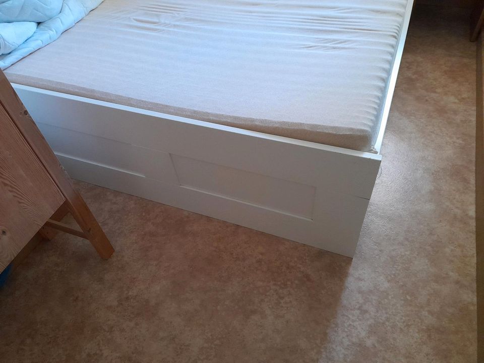 Weißes schlichtes Ikea Bett zu verschenken in München