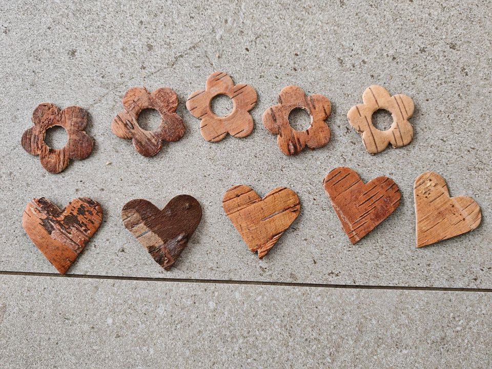 Hübsche Streu-/Tisch-Deko aus Holz: Blumen und Herzen in Berlin