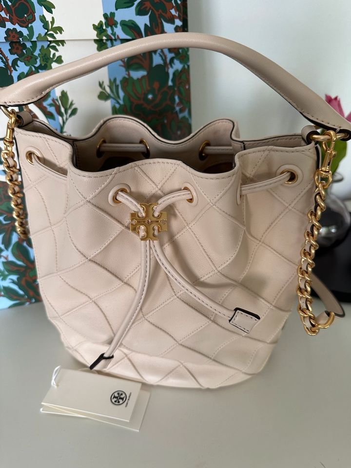 Tory Burch Large Fleming Soft Bucket Bag in Karlsruhe