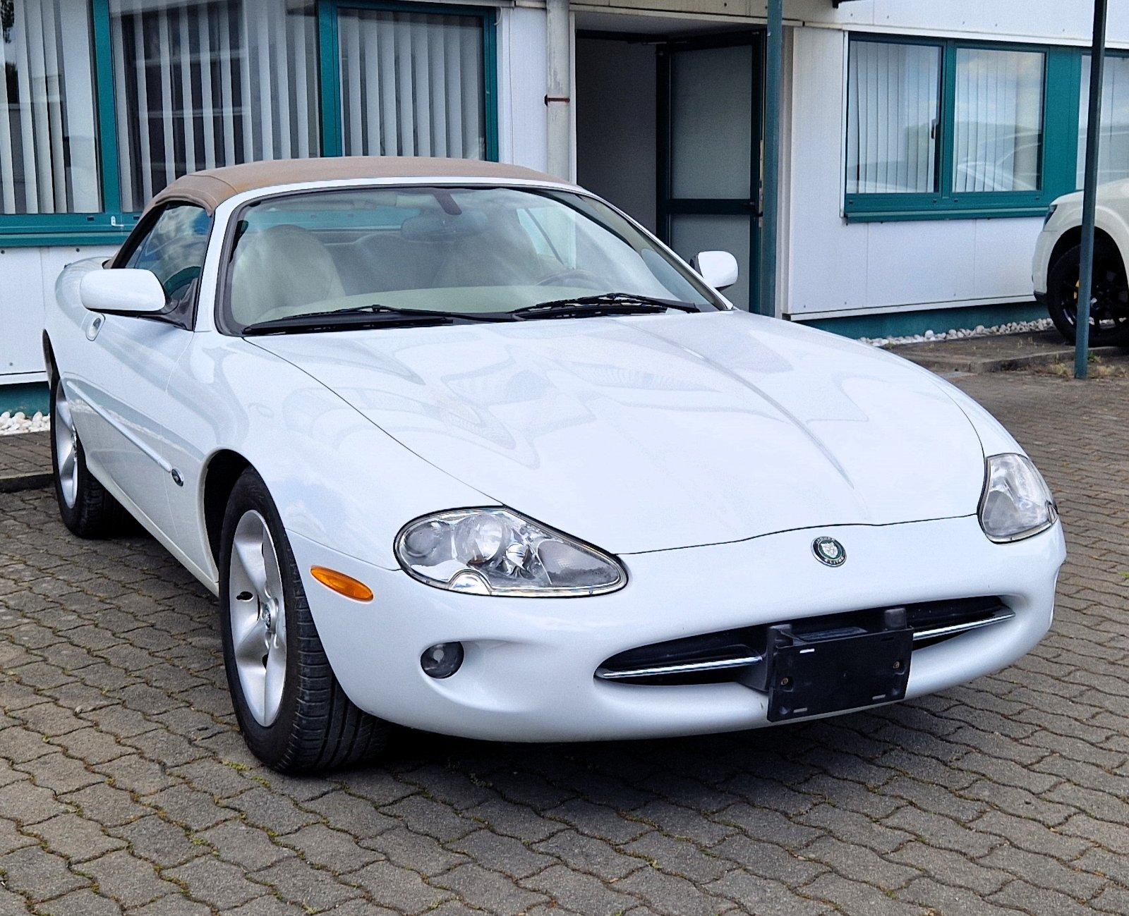 Abbildung des Autos Jaguar XK8 Cabrio 4.0l A…