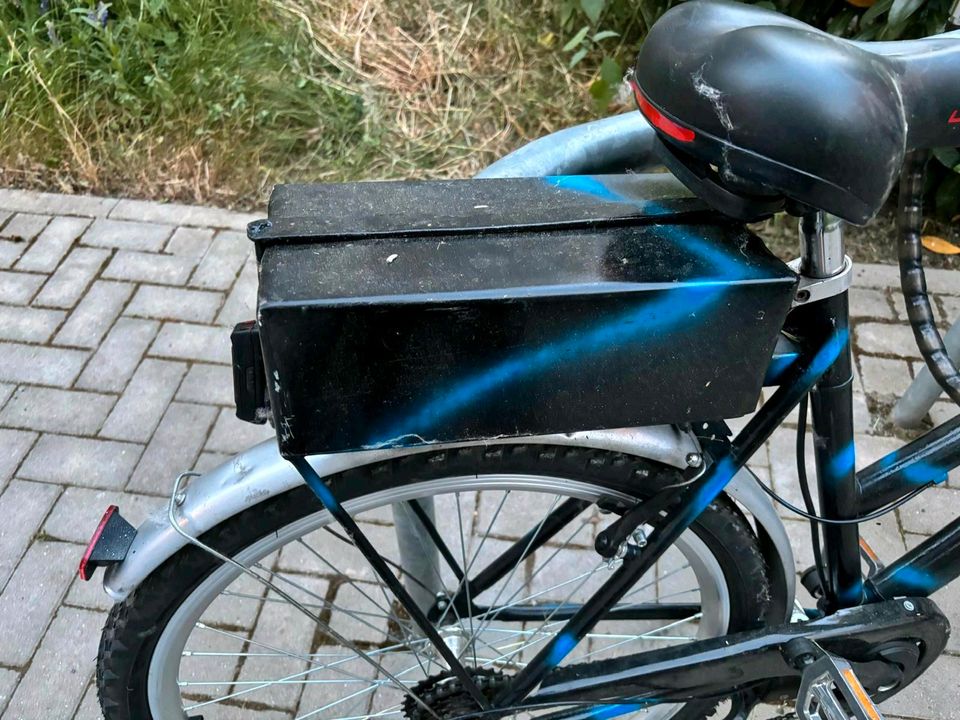 Handgemachtes Fahrrad mit Batterieantrieb und Korb vorne in Berlin