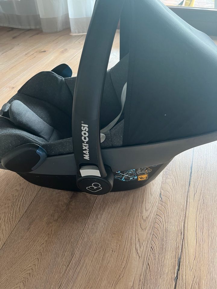 Maxi Cosi mit Newborn Einsatz plus Adapter für einen Kinderwagen in Nörvenich