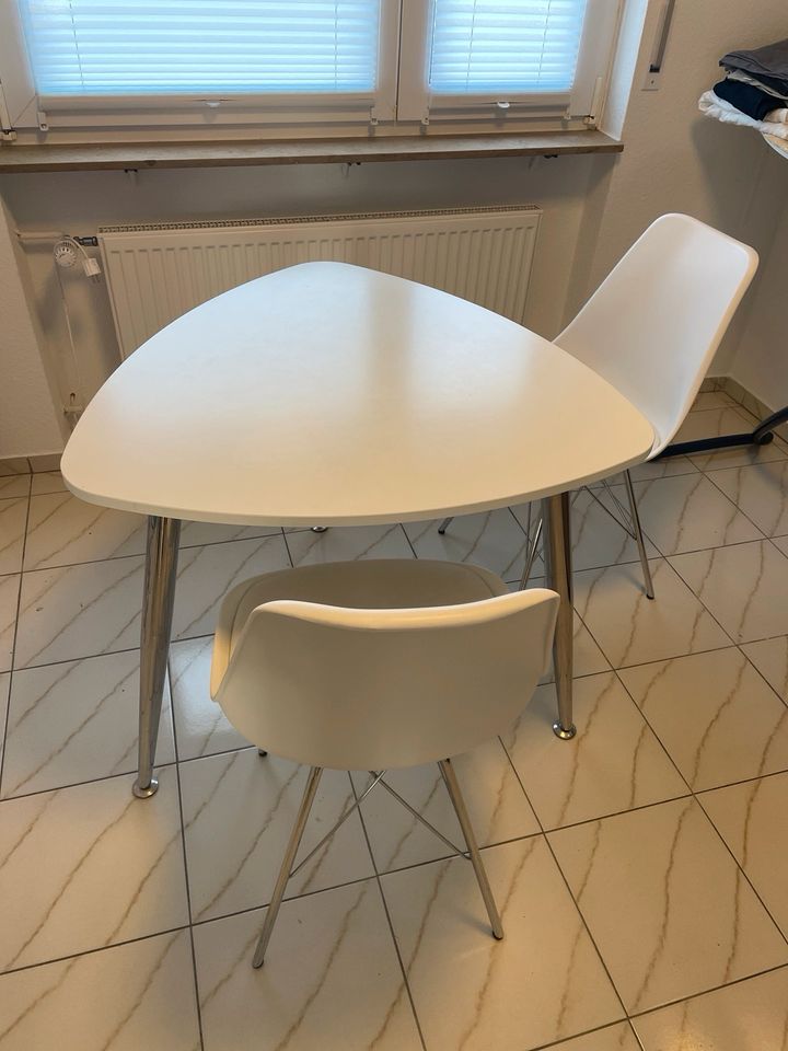 Weißer dreieckiger Tisch mit zwei weißen Stühlen in Ludwigsburg