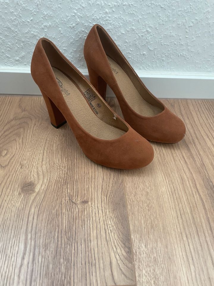 Braune Buffalo Pumps in Krefeld