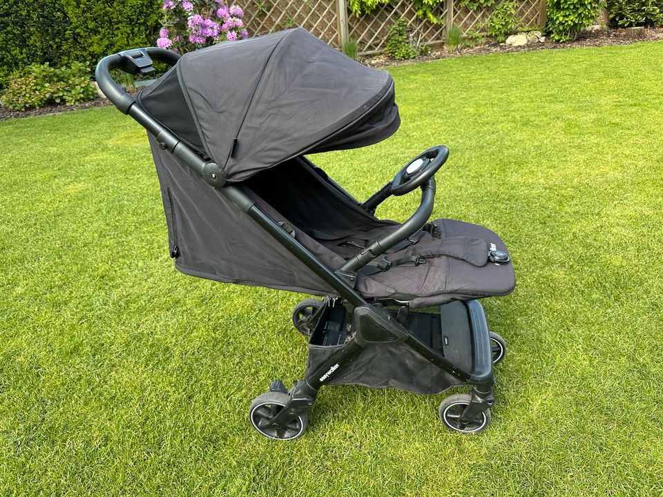 Easywalker Jackey schwarz Reisebuggy  mit Transporttasche in Isernhagen